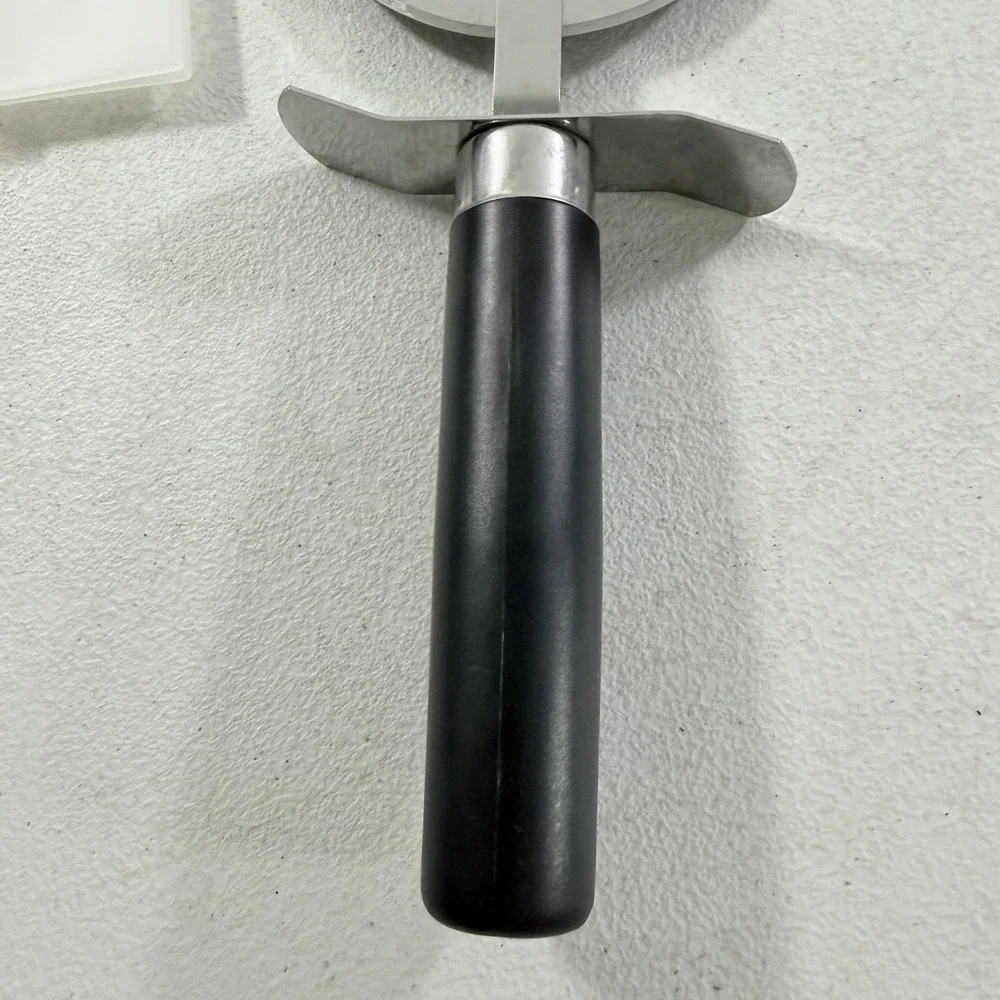 Pampered Chef Pizza Wheel Cutter With Plastic Protective Sleeve #1301
